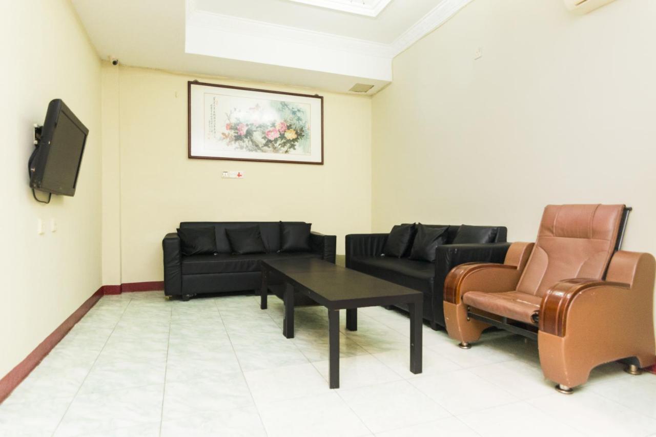 Vaccinated Staff - Oyo 1703 Terang Bintang Hotel Batam Екстериор снимка