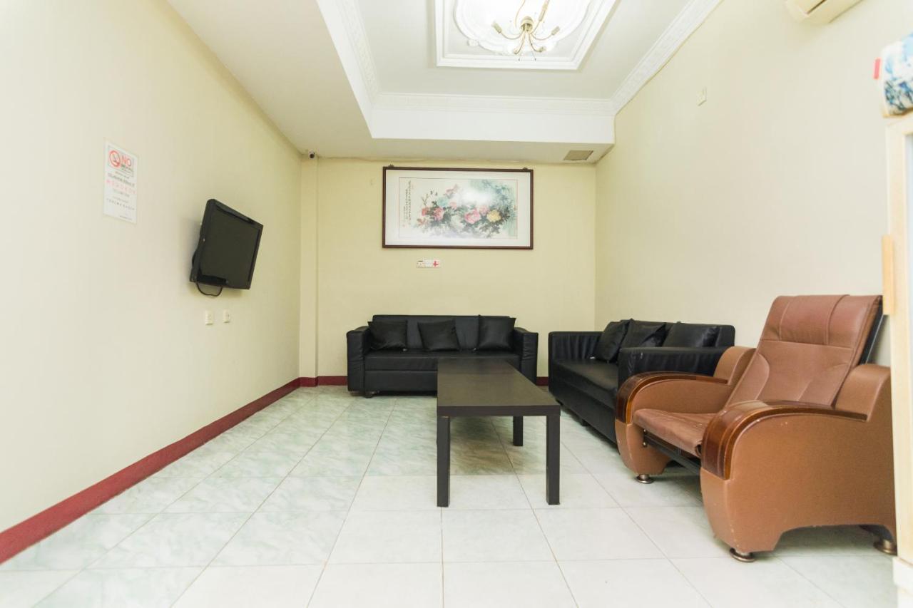 Vaccinated Staff - Oyo 1703 Terang Bintang Hotel Batam Екстериор снимка